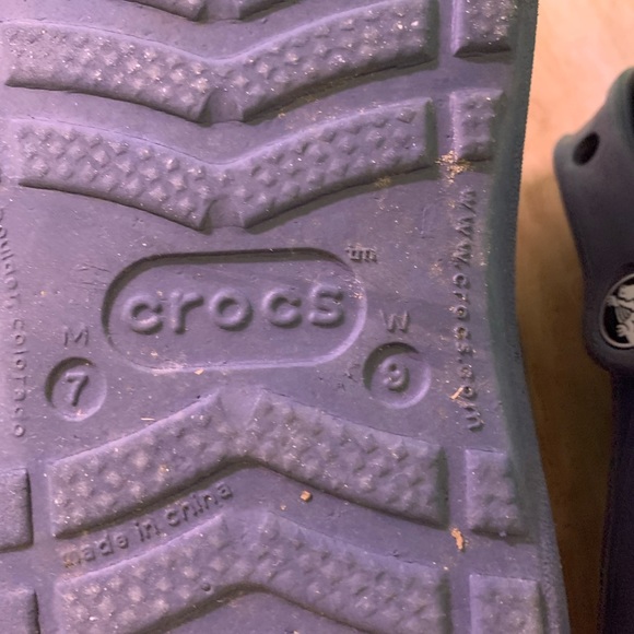 Crocs Closed Hole Shoes Size 7 - Picture 8 of 9